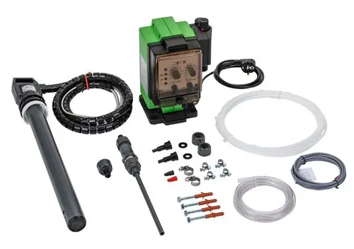 Grünbeck Dosieranlage mit Pumpe, Schläuchen und verschiedenen Anschlüssen. Komponenten zur präzisen Dosierung von Flüssigkeiten in einem kompakten Set.